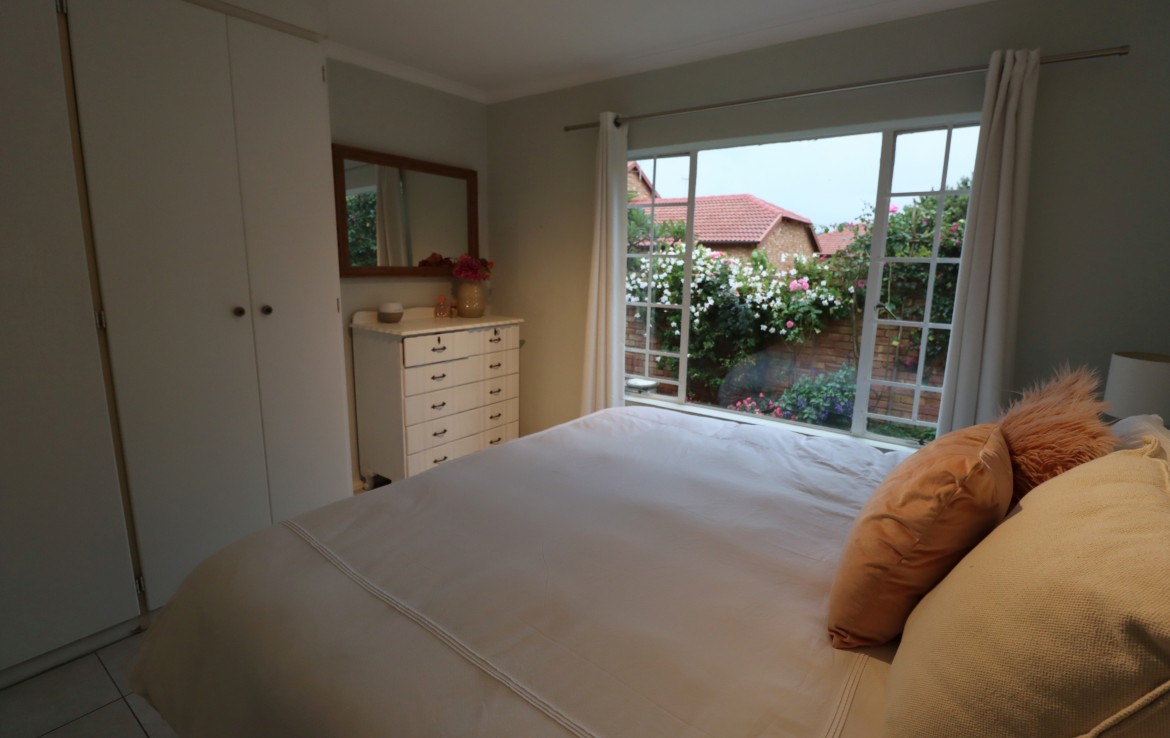 Low Maintenance Freestanding No Stairs Cluster in Fairland Blu Real