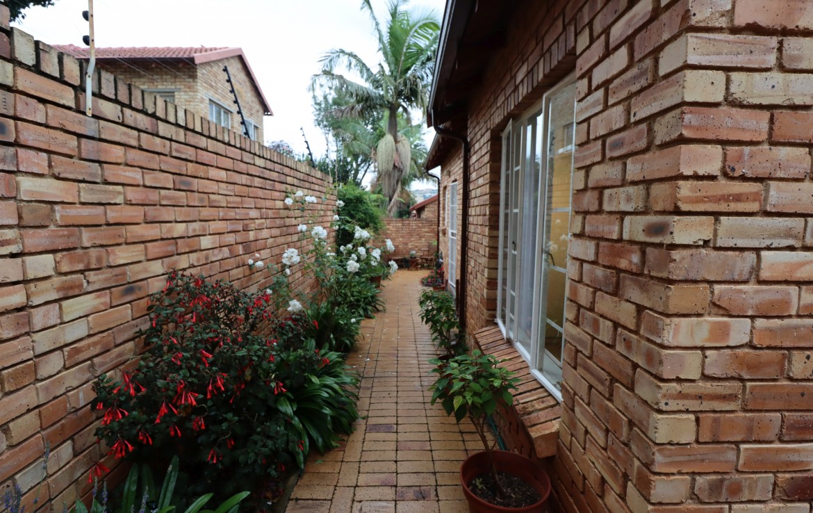 Low Maintenance Freestanding No Stairs Cluster in Fairland Blu Real